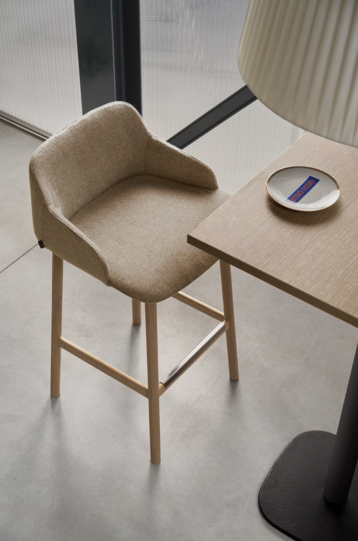 Quinti Deep Stool Oak Base Detail