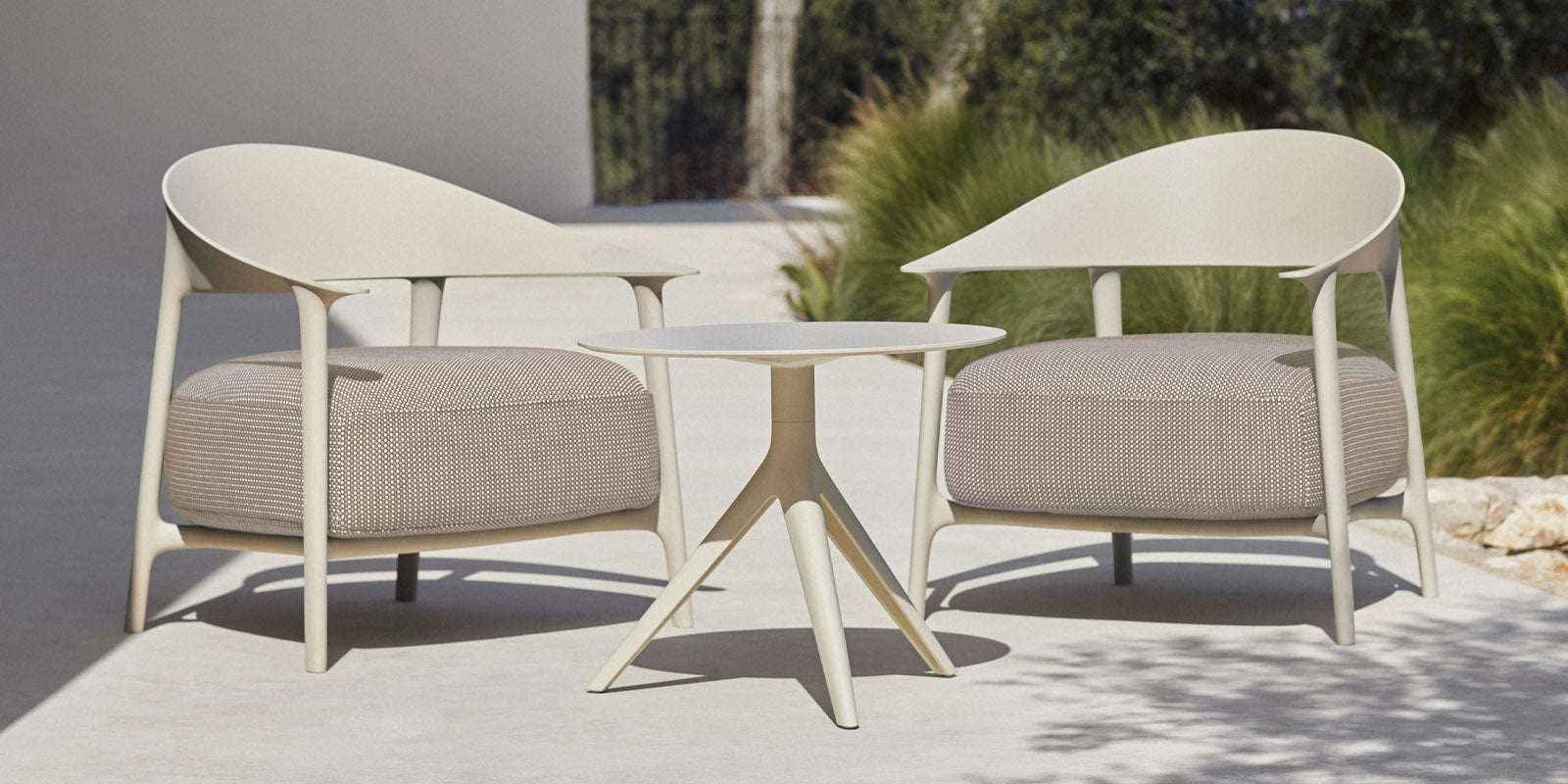 modmobili vondom africa outdoor upholstered lounge chair