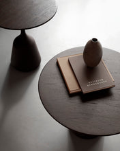 Charger l'image dans la galerie, Coind tables brown oak detail
