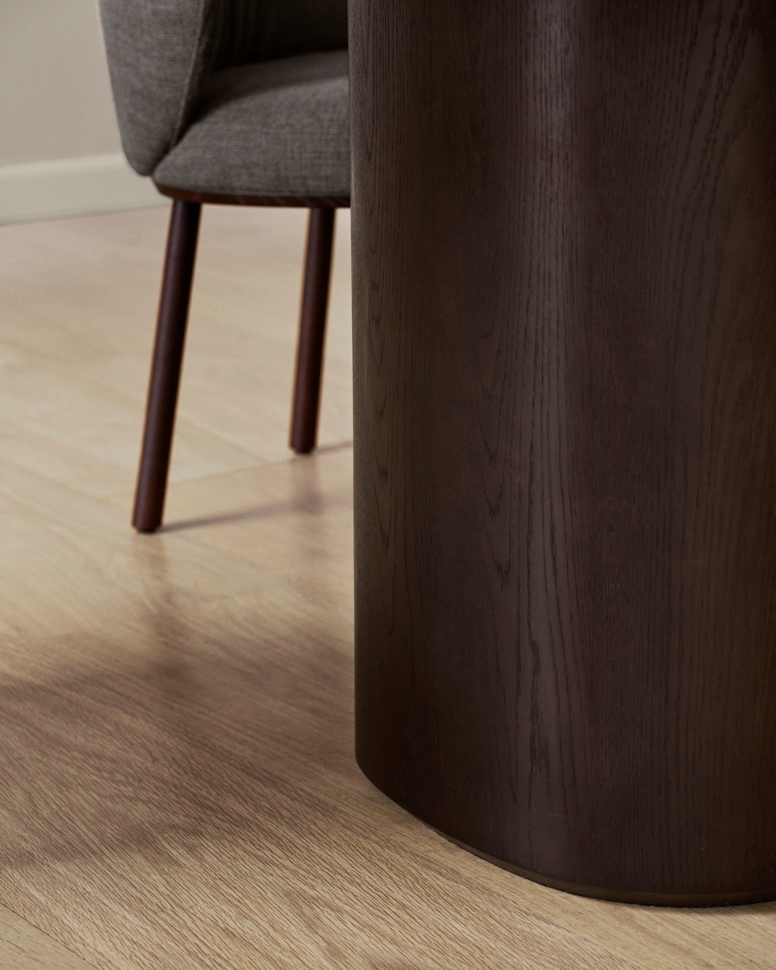 Ovata Dining table dk brown oak base detail