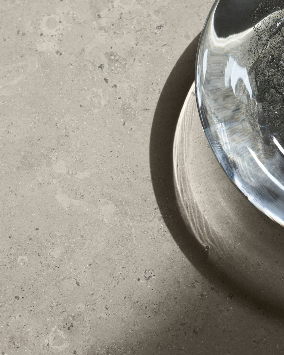 Ovata Dining table limestone detail