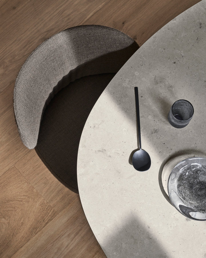 Ovata Dining table limestone detail
